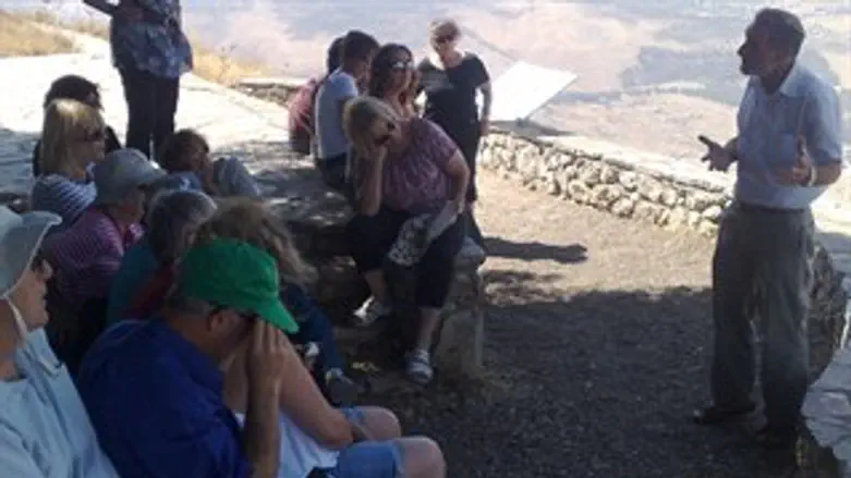 צבי קצובר מדריך את העיתונאים