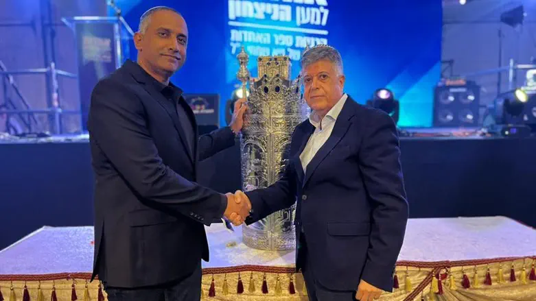 דדי שמחי ואיציק דנינו עם ספר התורה