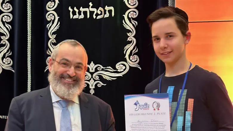 הזוכה בחידון התנ"ך בגרמניה עם הרב אפל