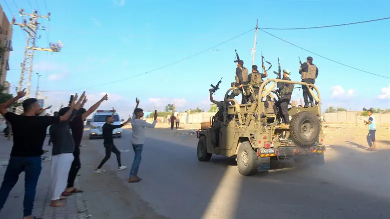 מחבלי חמאס על רכב צבאי שגנבו מישראל