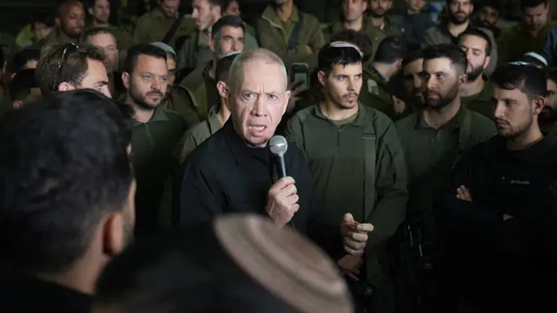 Minister Gallant speaks to combat soldiers