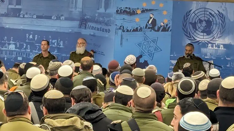 הרב עורקבי (מימין) לצד הרבצ"ר ואבנר כהן