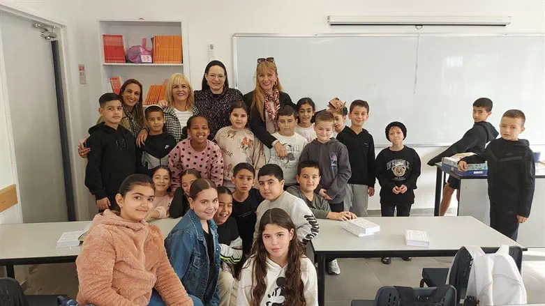 סיון רהב מאיר עם תלמידים באילת