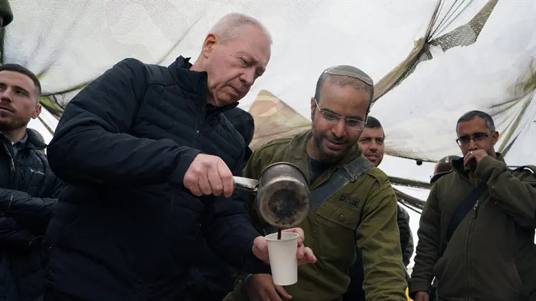 Йоав Галант с бойцами