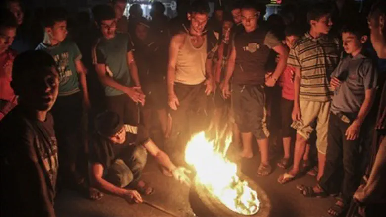 Gazans burn tires