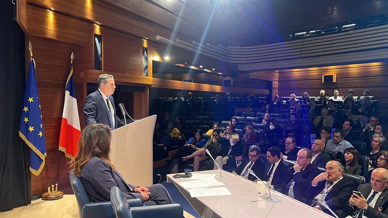 Adv. Amit Becher speaking at a recent conference of French lawyers in Paris