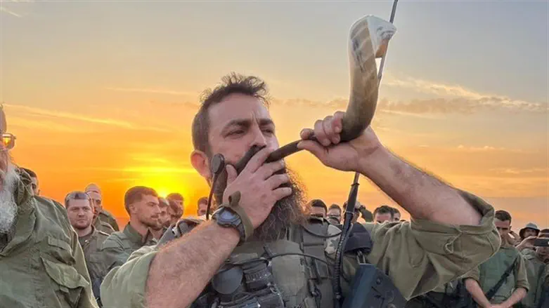 איתם תוקע בשופר בכניסה לעזה