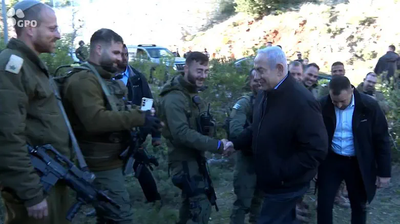 Нетаньяху с бойцами