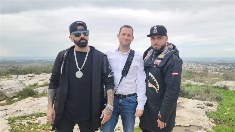 Governor Dagan (center) with Subliminal V'Hatzel (right and left)