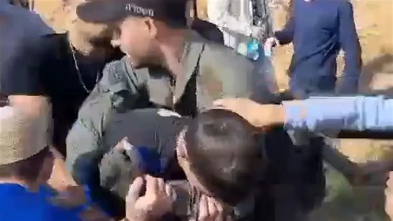 Полиция применяет силу против протестующих