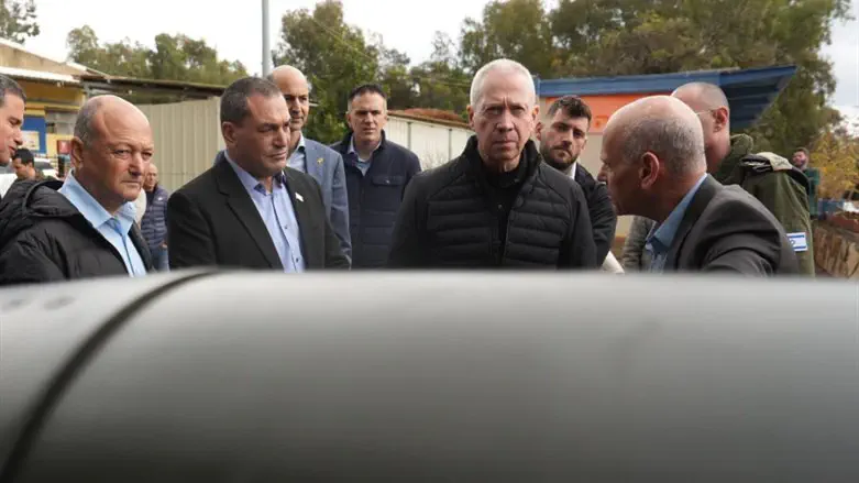 שר הביטחון בביקור ב'אלביט'