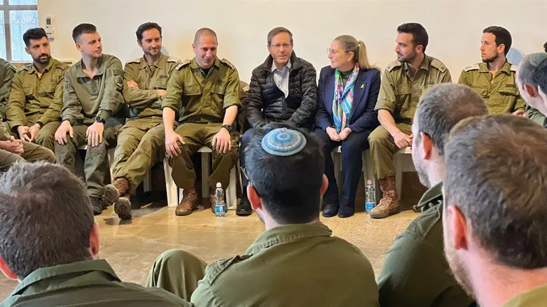הנשיא הרצוג עם לוחמי מילואים