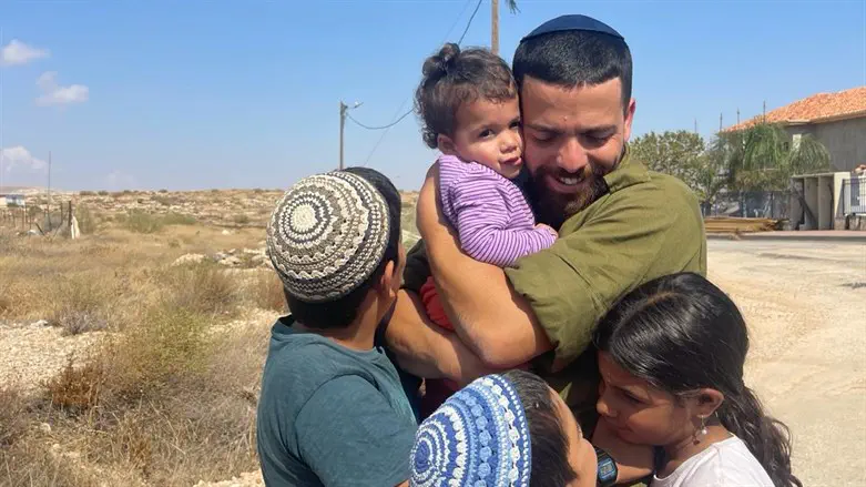 חייל חוזר הביתה