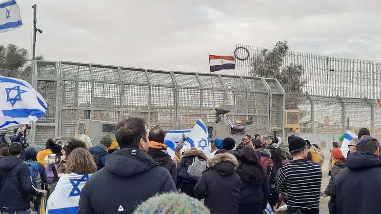 מפגינים חוסמים את מעבר ניצנה