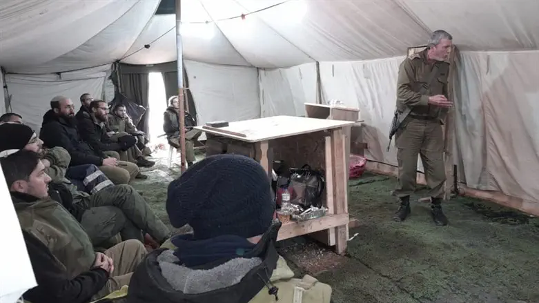 חיילים וחיילות בהרצאה של הרב פרץ