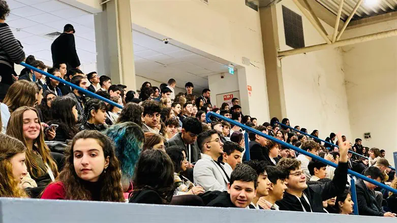 הקהל בדיונים הסוערים