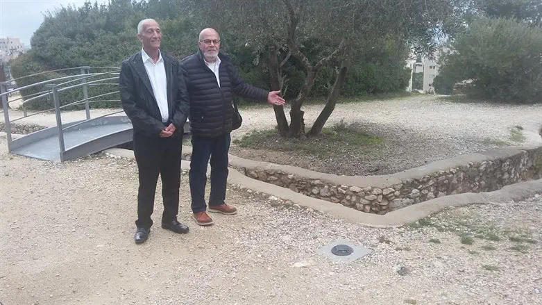 עם חברו הצנחן חיים אושרי בסיור בגבעת התחמושת