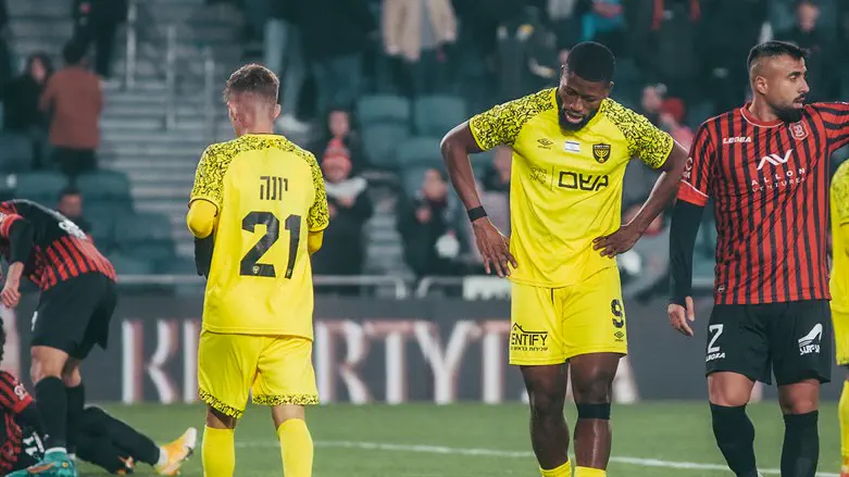 שחקני בית"ר מול הפועל הערב. שוב שמטו יתרון