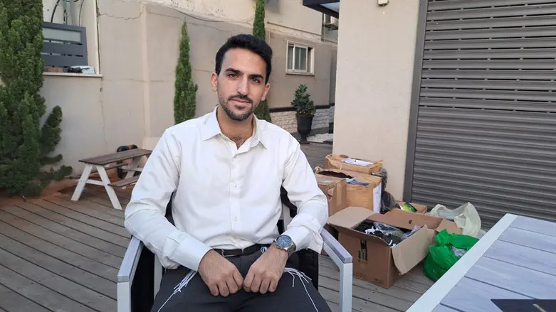 כהן ליד ארגזי החסד