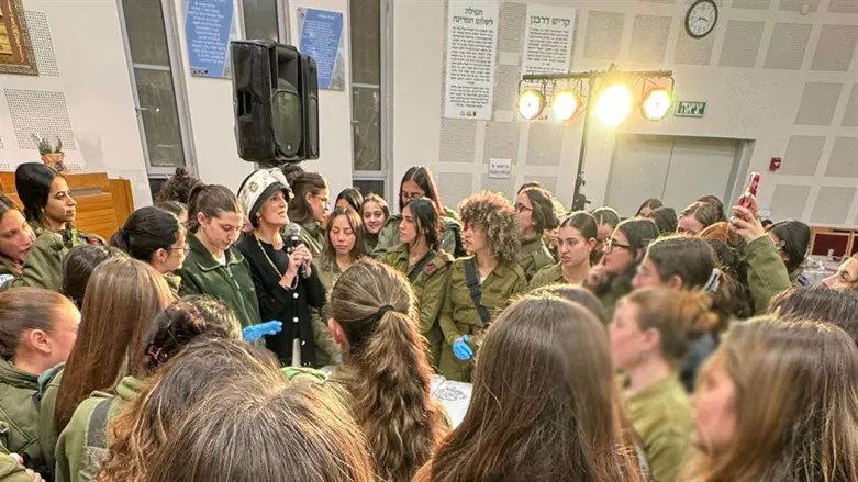 הרבנית ימימה עם החיילות