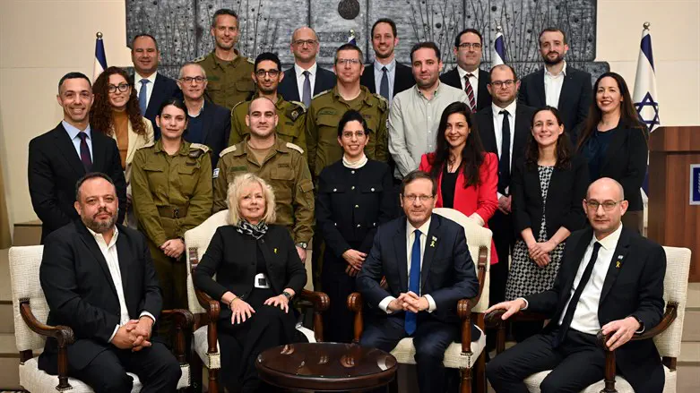 הרצוג וחברי הצוות המשפטי