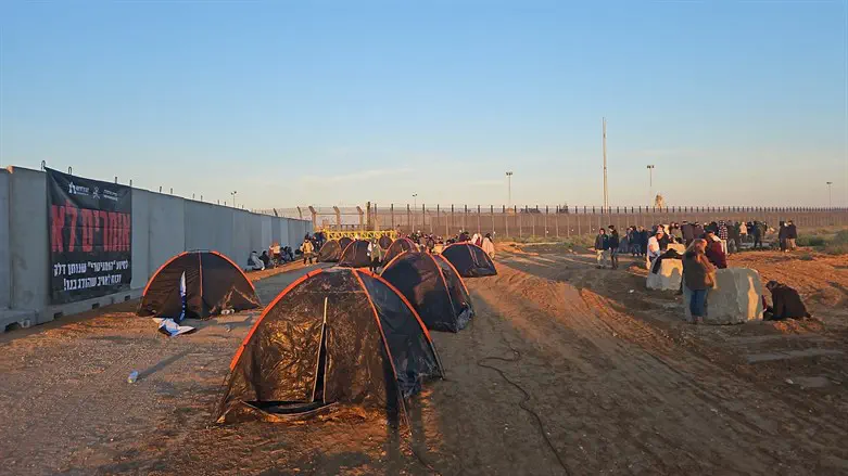 Палатки протестующих у КПП "Керем Шалом"