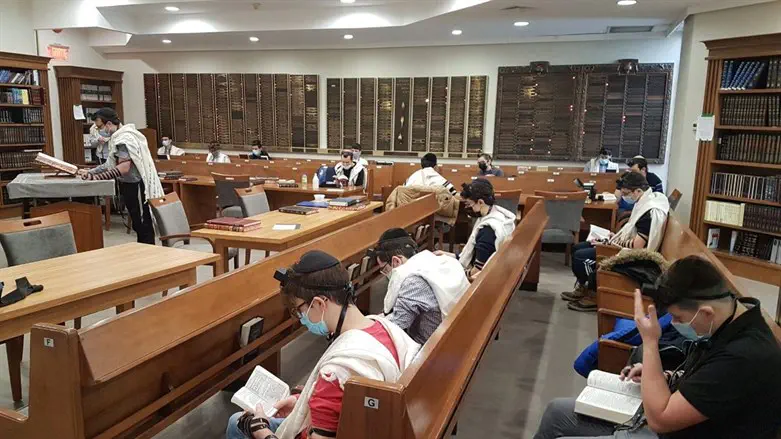 Torah Mitzion -davening with students