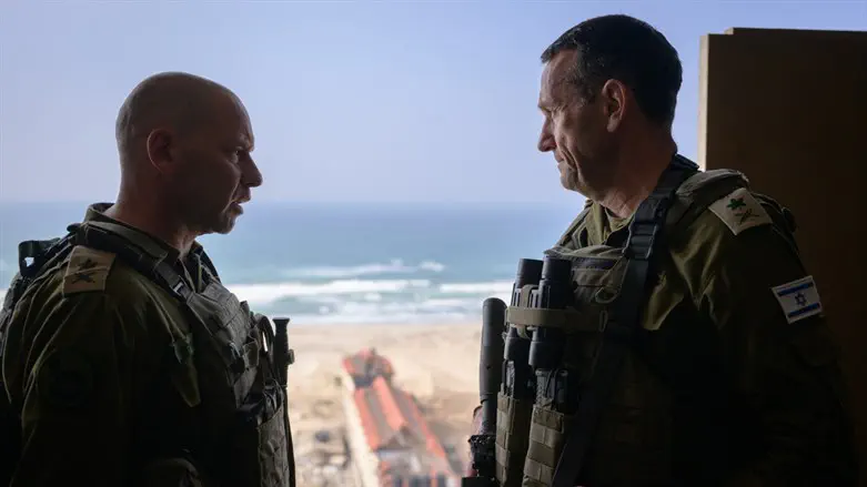 הרמטכ"ל עם אלוף פיקוד הדרום פינקלמן