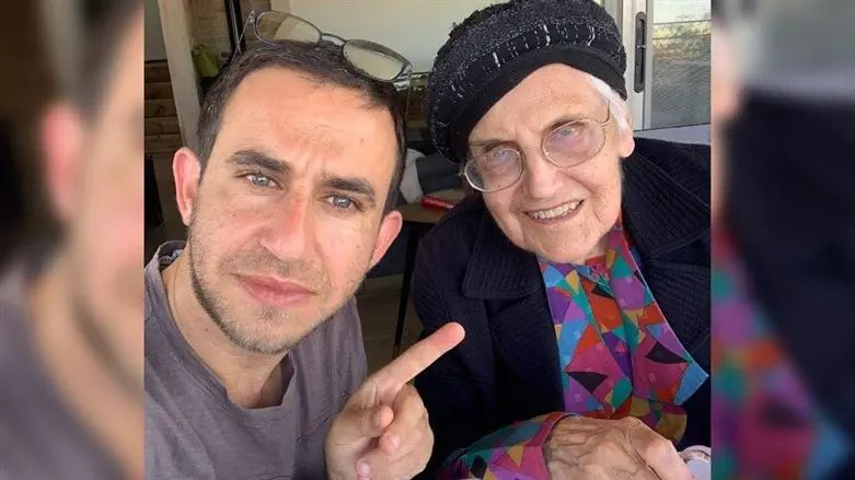 עקיבא נוביק עם סבתו