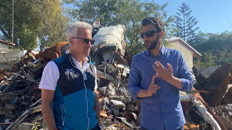 אדמס עם לוטן פיניאן, תושב קיבוץ בארי בסיור