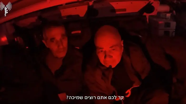 Фернандо Симон Марман и Луис Хар на спасательном вертолете