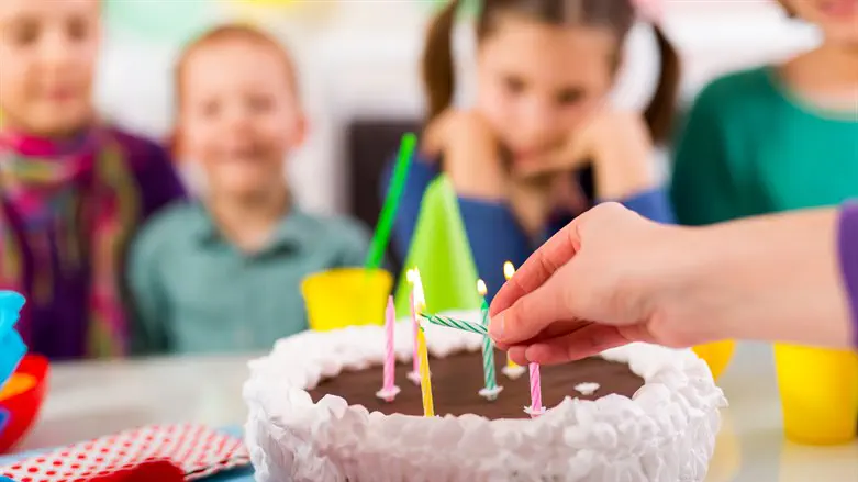 חגיגת יום הולדת, אילוסטרציה