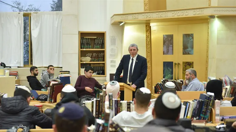 הרב פרץ במכינה בבית יתיר