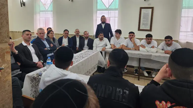 גנץ עם תלמידי הישיבה