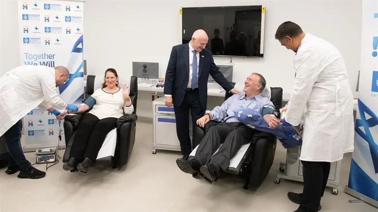 מייק פומפאו ורעייתו תורמים דם