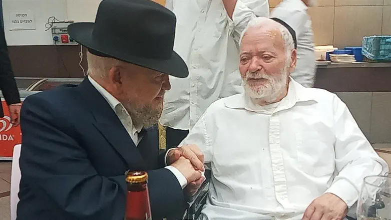 הרב אשר חדאד (מימין) עם הרב מאזוז