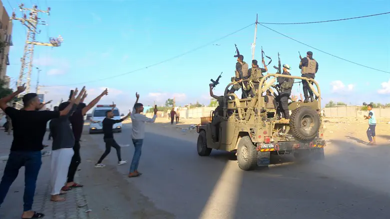 מחבלי חמאס על רכב צבאי שגנבו מישראל