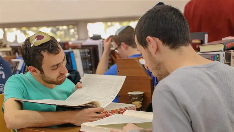 לימוד תורה בישיבת הגולן. למצולמים אין קשר