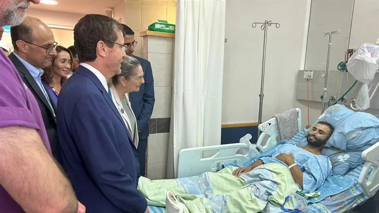 Президент Герцог с супругой в больнице «Сорока»