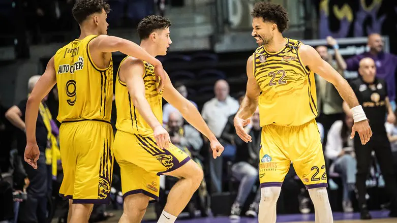 שחקני חולון חוגגים ניצחון גדול ומפתיע