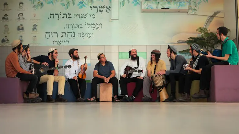 הראל טל ותלמידי הישיבה לצעירים תורת החיים