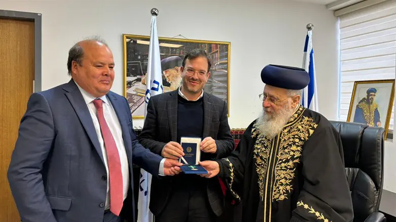 הרב יוסף, שלמה קוק והשגריר