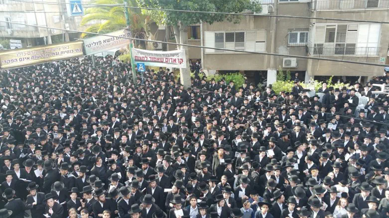 הפגנת חסידי גור בבני ברק