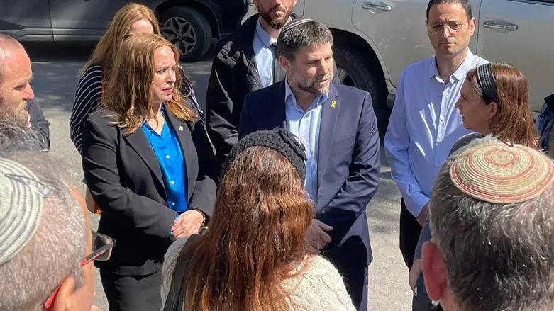 השר סמוטריץ' וחגית משה במהלך הסיור
