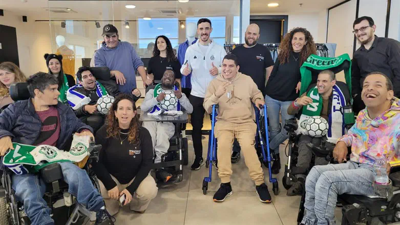 דולב חזיזה יחד עם ילדי בית הגלגלים
