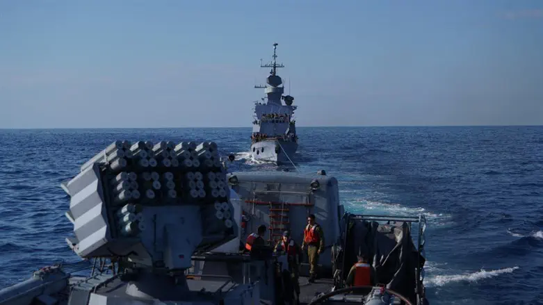 Военные учения на море. Иллюстрация