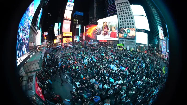 Mass singing Am Yisrael Chai, Times Sq.