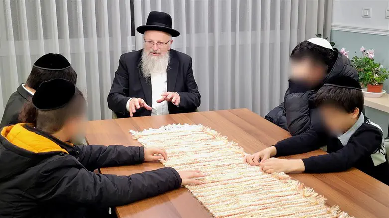 הרב שמואל אליהו עם חתני הבר מצווה מיד לאחים