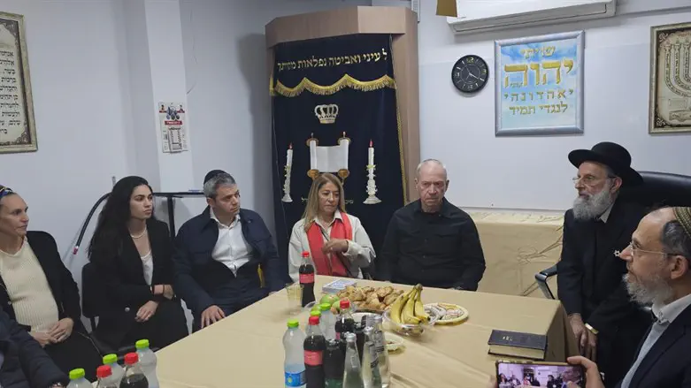 השר גלנט עם הרב הכהן באזכרה לאמו