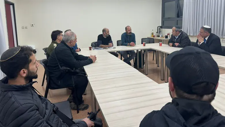 השר בן גביר ואריה קינג במפגש עם כיתת הכוננות